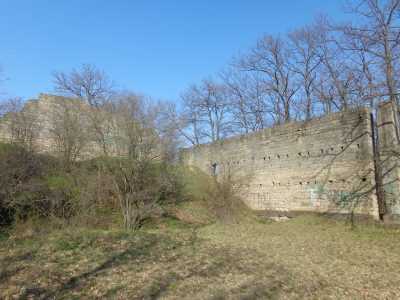 Flugzeughangar im Silberwald