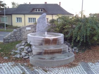 Brunnen vor der Kirche