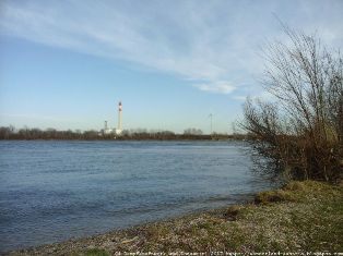 Dampfkraftwerk an der Donau