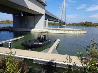 Schnellboot bei Donaumarina