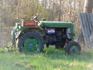 Alter Traktor in Schleinbach