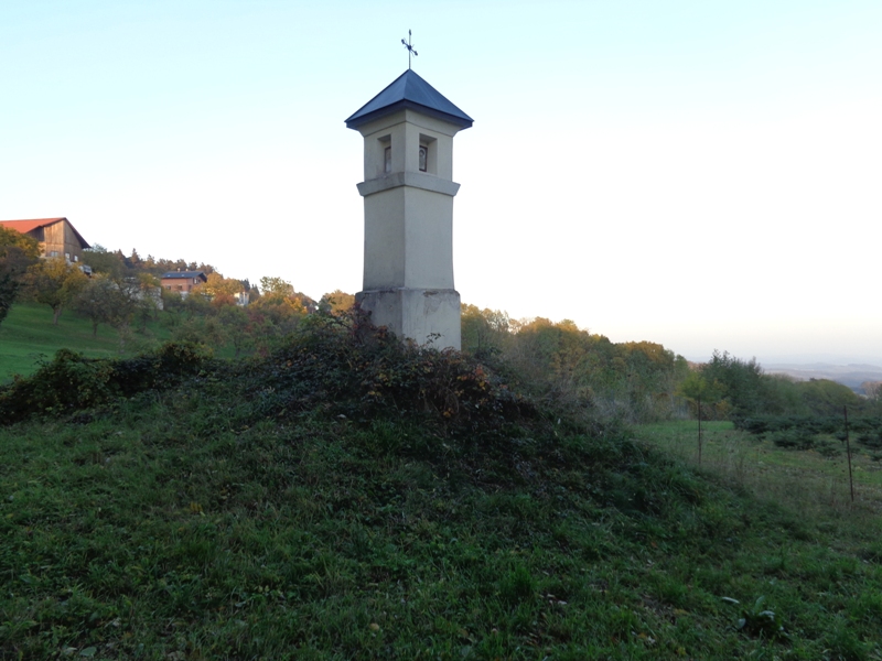 Marterl auf der Wiese