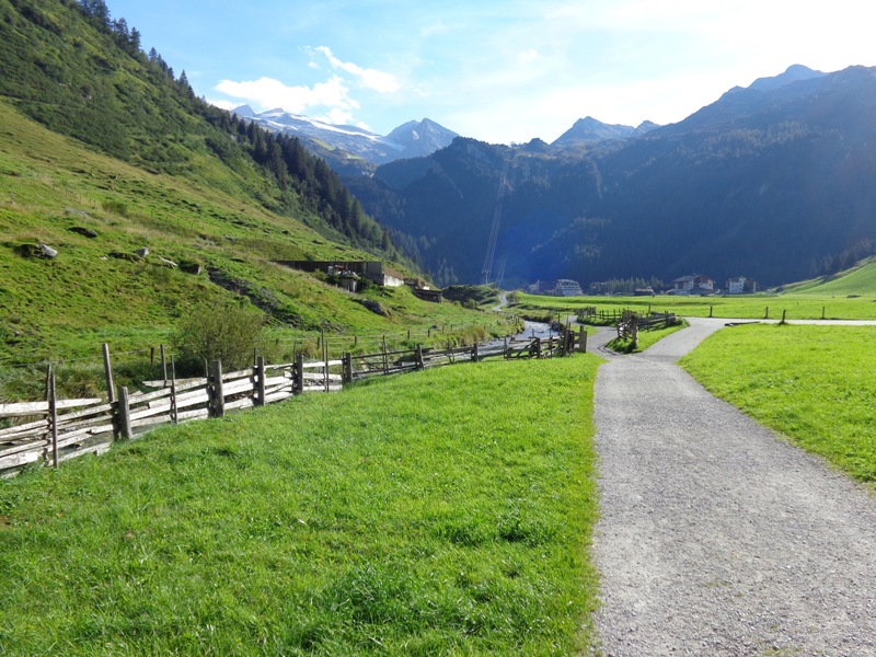 Wanderweg im Tuxer Tal