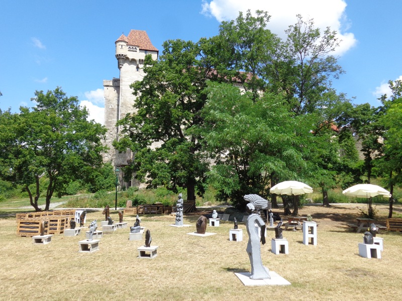 Skulpturen bei Burg Liechtenstein