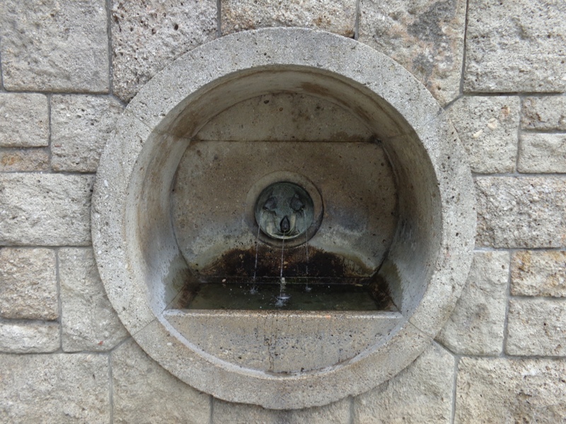 Drei Fischköpfe am Brunnen