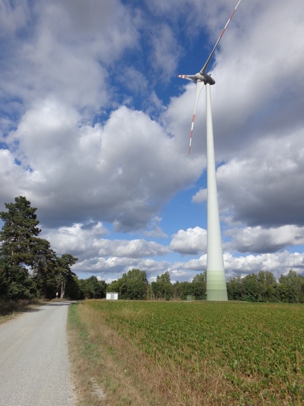 Großes Windrad beim Reuhof