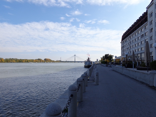 Donaupromenade vor dem Hilton