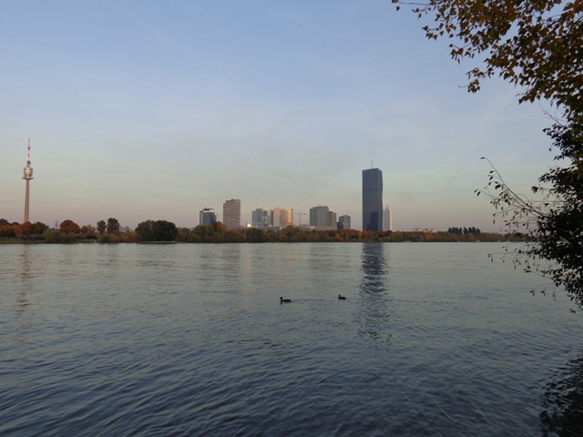 Donauturm und Kaisermühlen