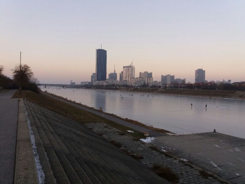 Kaisermühlenbrücke im Winter