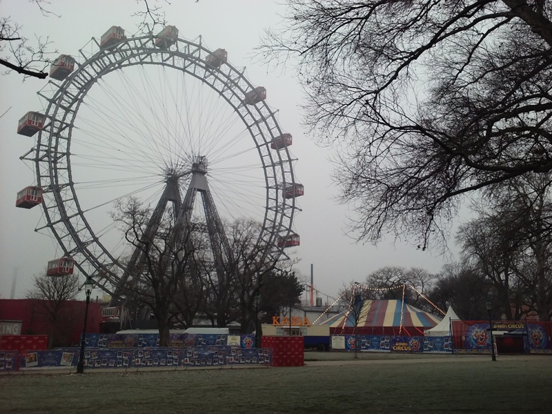 Riesenrad und Winter Zirkus