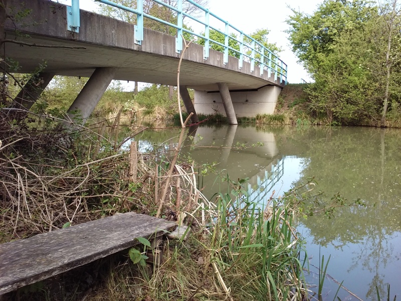 Fischerbank unter der Brücke