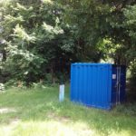 Beim blauen Container