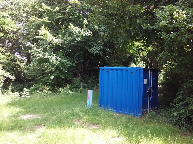 Beim blauen Container