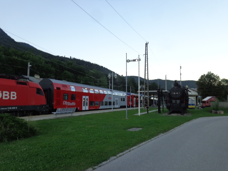 Zug im Bahnhof Payerbach