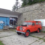 Roter Jeep am Sonnwendstein