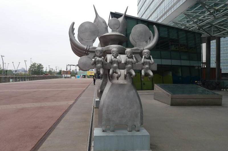 Skulptur vor dem Strabag Gebäude