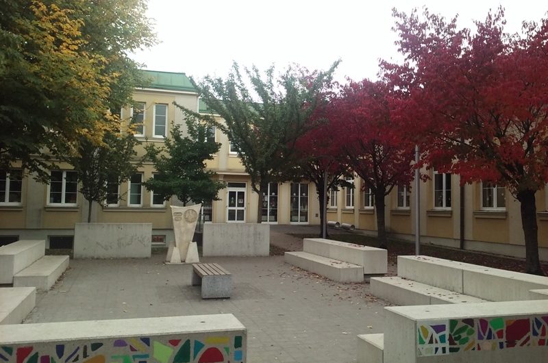 Herbststimmung vor der Volksschule