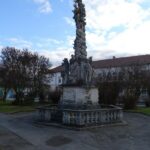 Pestsäule bei Tag und Nacht