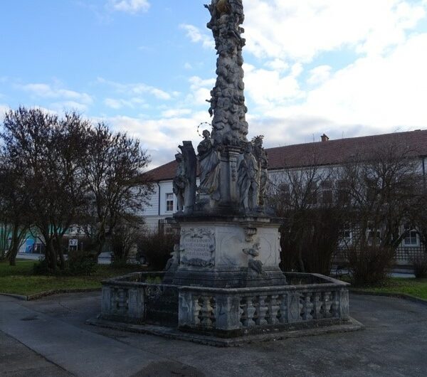 Pestsäule bei Tag und Nacht