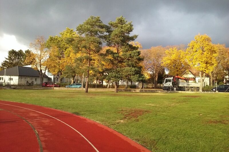 Dunkle Wolken überm Sportplatz