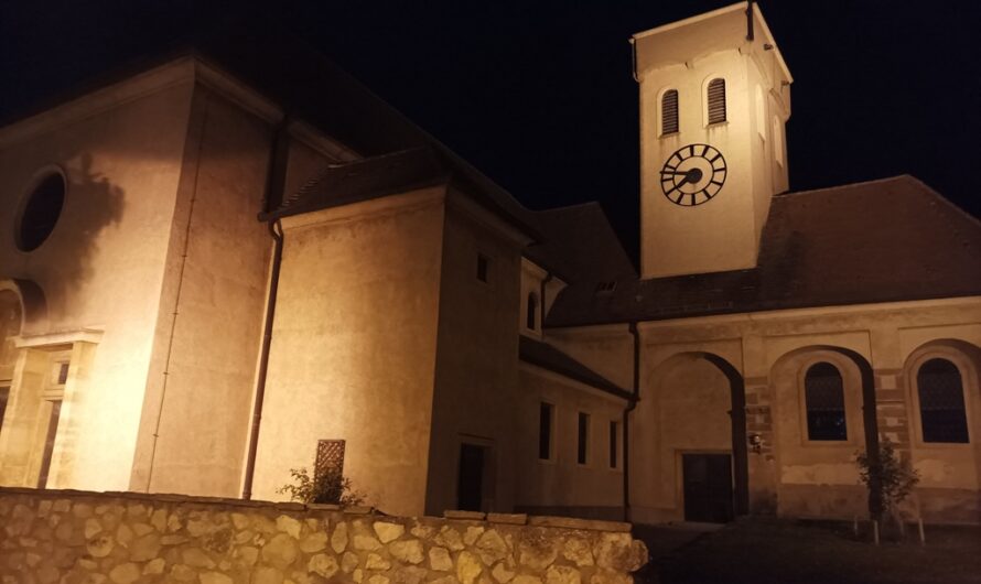 Kirche Deutsch Wagram bei Nacht
