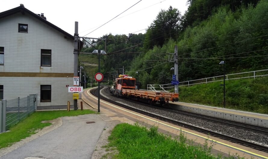 Zug am Bahnhof Wolfsbergkogel