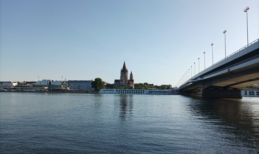 An der Reichsbrücke im Sommer