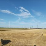 Stroh und Windräder