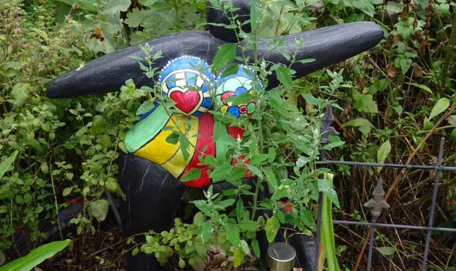 Frauenfigur im Garten