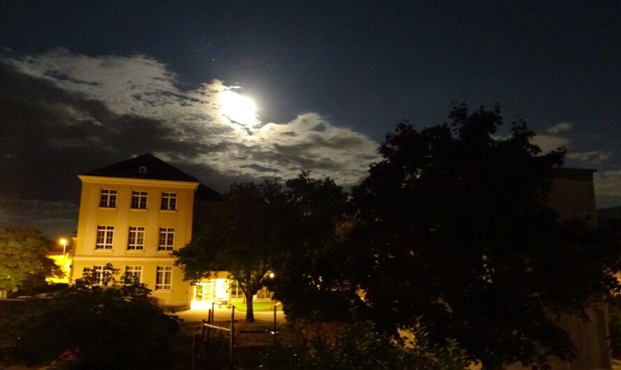 Hauptschule bei Nacht