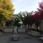 Herbstklänge vor der Volksschule