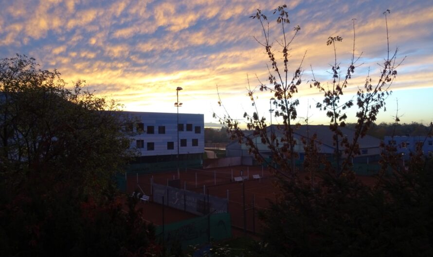 Sonnenuntergang am Tennisplatz