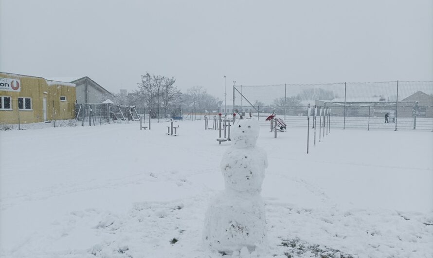 Schneemann am Sportplatz