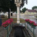 Mariensäule über dem Brunnen