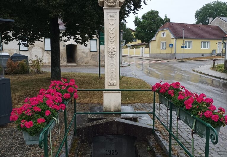 Mariensäule über dem Brunnen