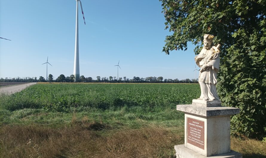 Johannes Nepomuk vor dem Windrad