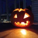 Gruselkürbis auf der Mauer