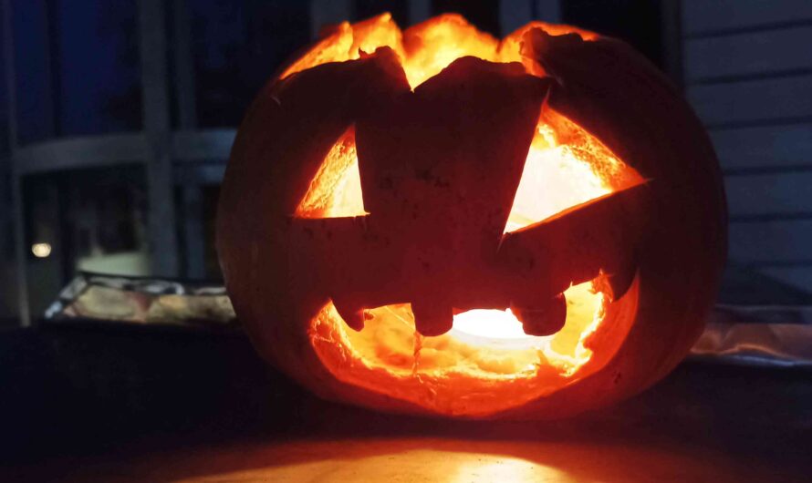 Gruselkürbis auf der Mauer