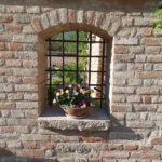 Blumen vor dem Gitter